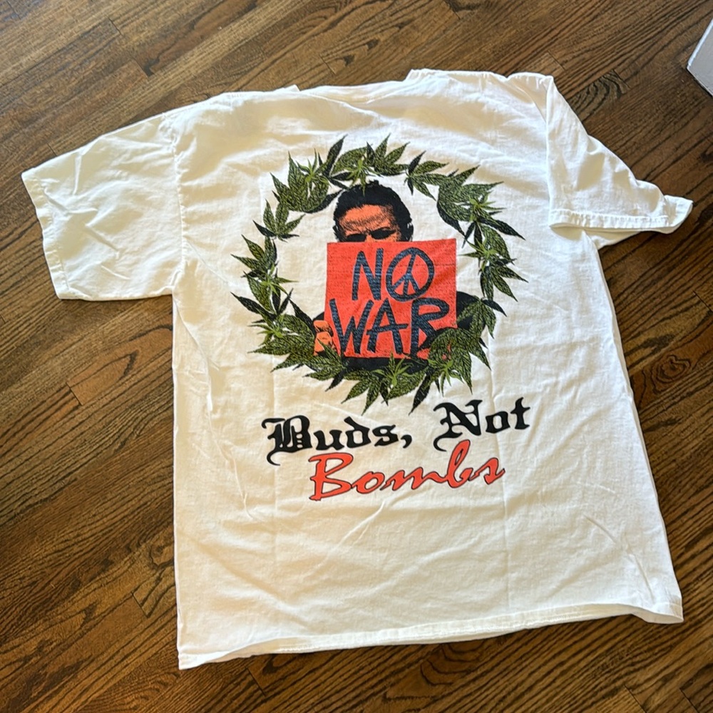 Graphic Tee Urban Outfitters Lg  - Buds, Not Bombs